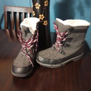 Magellan Outdoors Lace Up CHEVRON Black And White Winter Boots Size 9